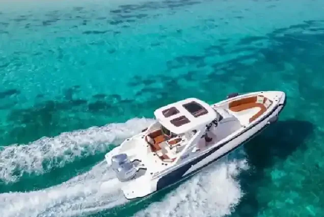 Private speedboat Hurghada tour sailing to Magawish Island.